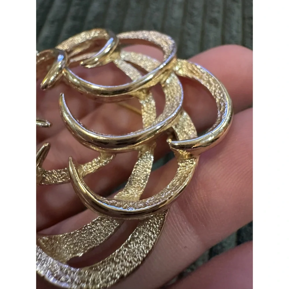 Sarah ... Gold Tone Swirl Brooch Pin Textured Openwork Geometric Abstract Womens